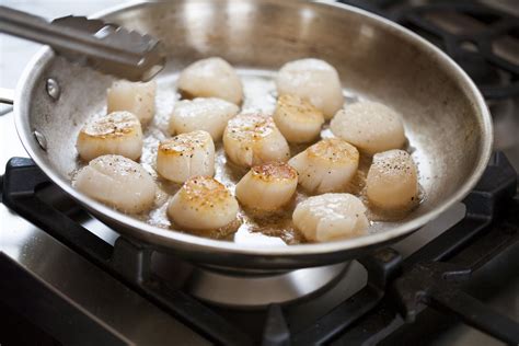 How should scallops be cooked?